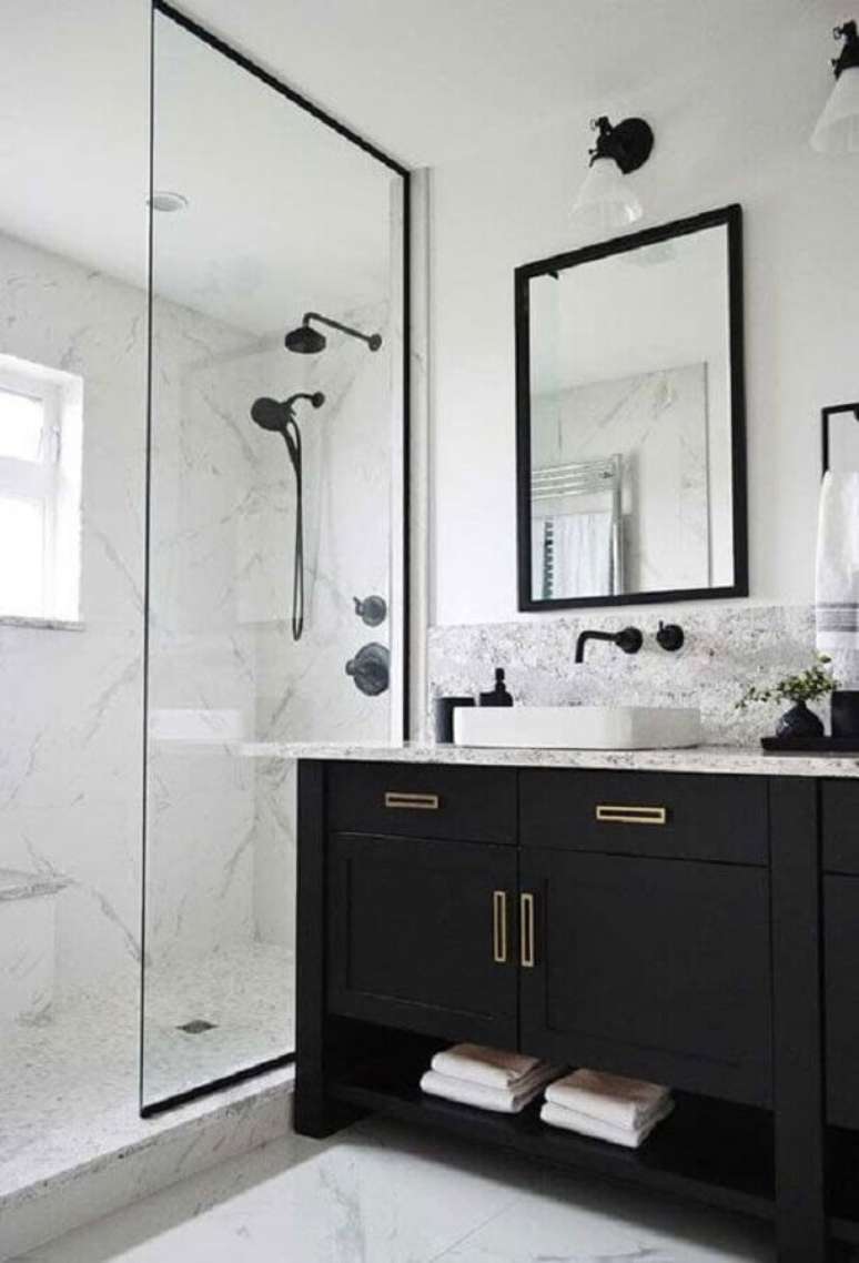 43. Banheiro preto e branco decorado com espelho quadrado – Foto: Tudo Especial