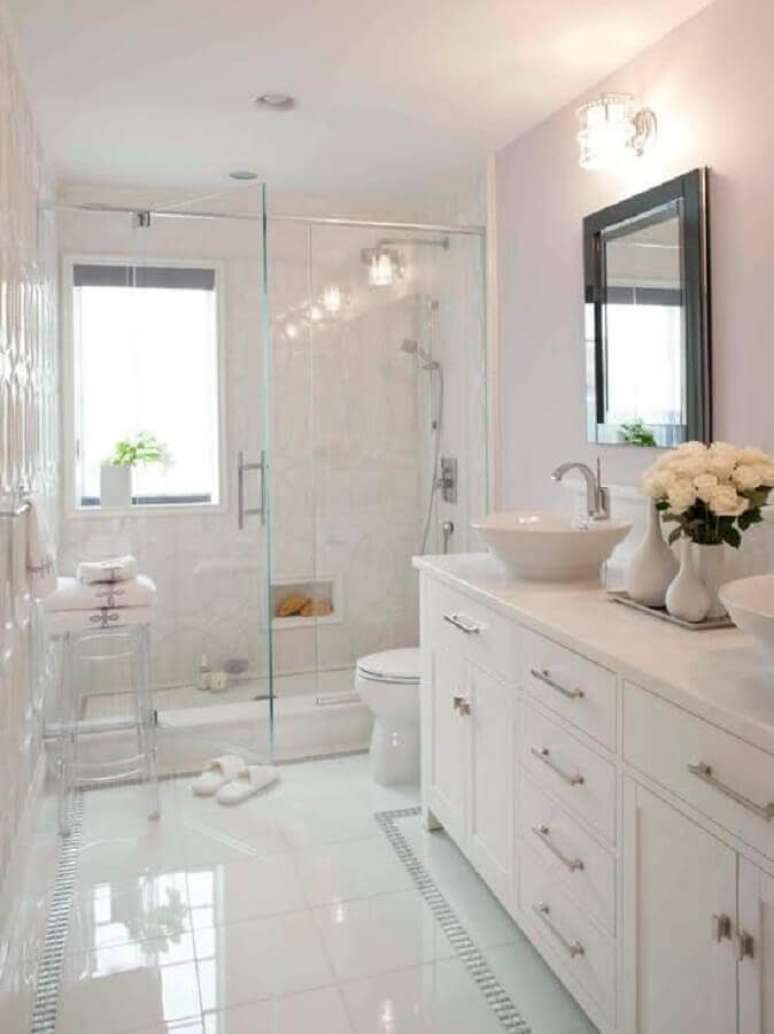 44. Decoração com estilo romântico para banheiro branco com armário planejado e vasinhos de planta – Foto: Home Decor Ideas