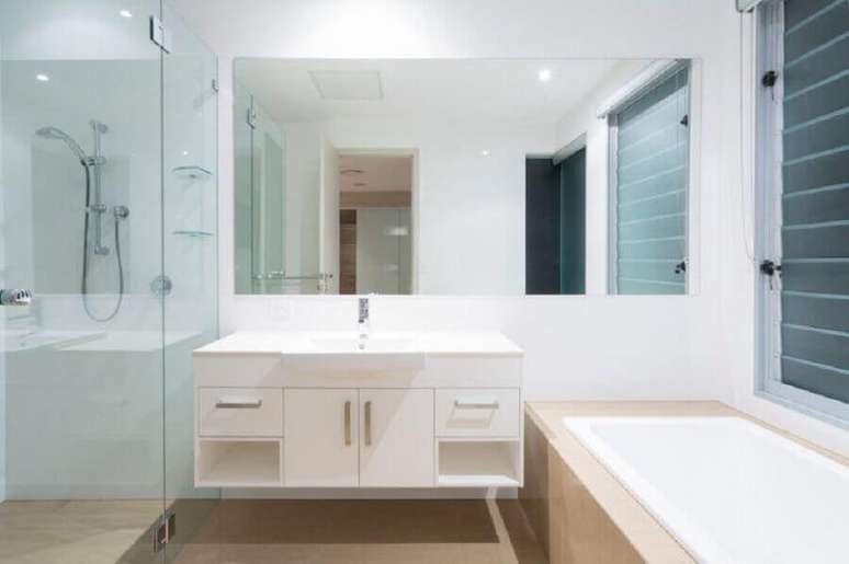 48. Decoração simples para banheiro simples branco e bege – Foto: Istock