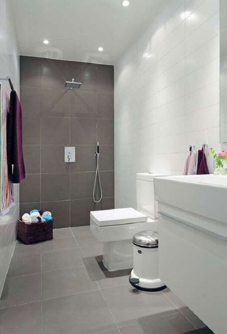 49. Decoração simples para banheiro branco e cinza – Foto: Total Construção