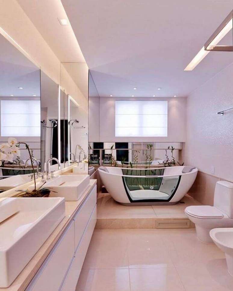 51. Decoração sofisticada para banheiro branco com banheira moderna – Foto: Claudia Pimenta Arquiteta
