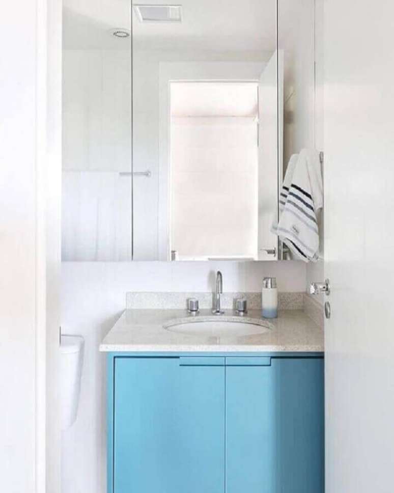 52. Gabinete pequeno azul para decoração de banheiro branco – Foto: Pinterest
