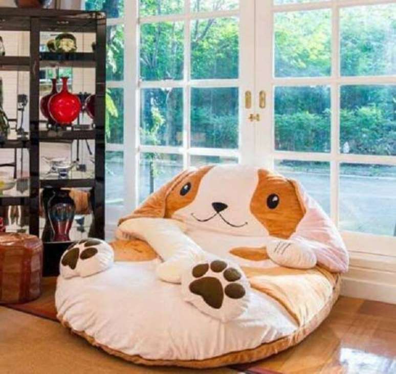 52. Modelo de puff gigante para dormir em formato de cachorro. Fonte: Pinterest