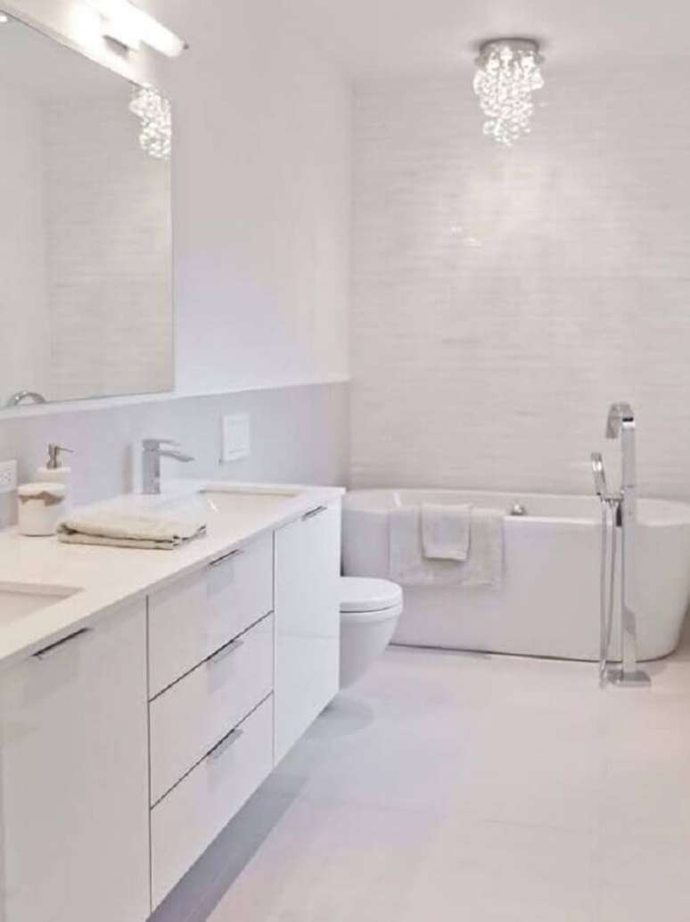 53. Lustre de cristal para banheiro todo branco com banheira – Foto: Pinterest