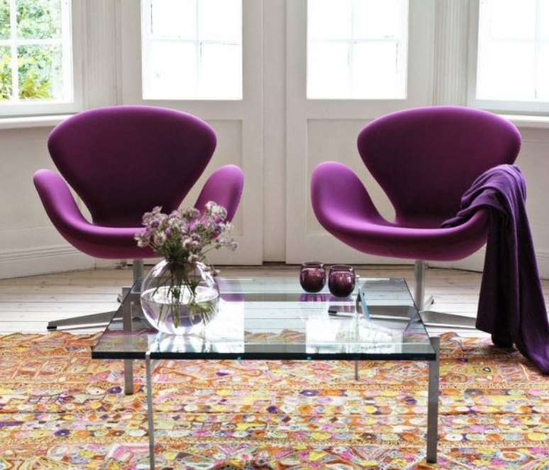 7. Combine a cor da poltrona com o tapete para ter um ambiente lindo e harmônico – Por: Casa Bruni