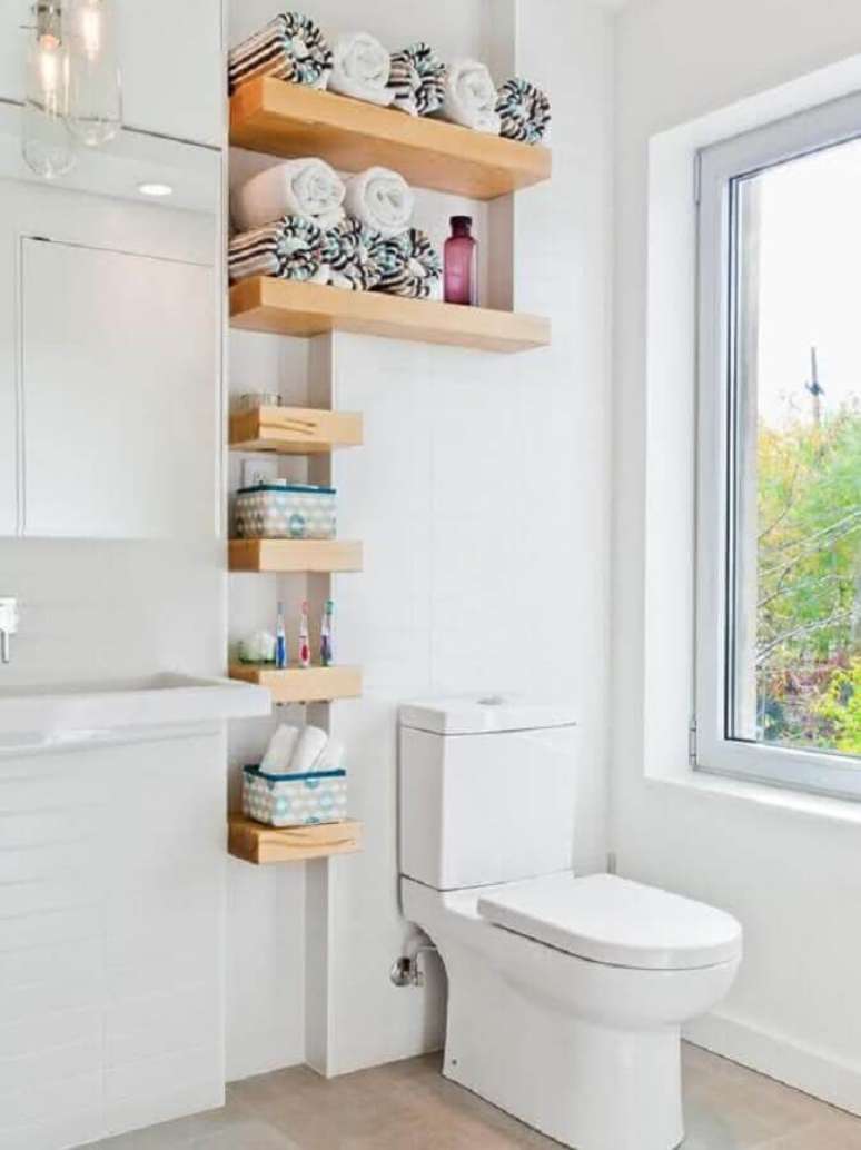 55. Prateleiras de madeira para decoração de banheiro branco – Foto: Interior Design