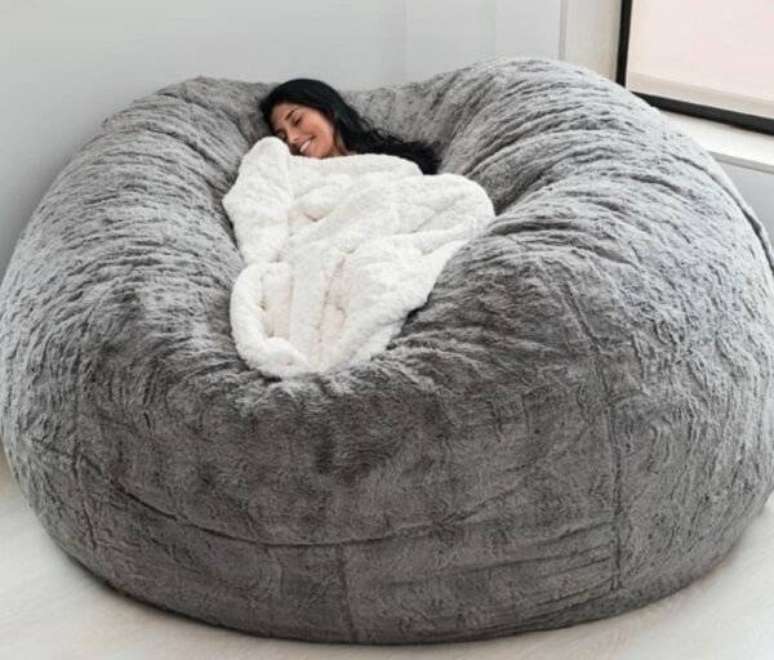 7. Modelo de puff gigante para dormir em tom cinza. Fonte: Pinterest