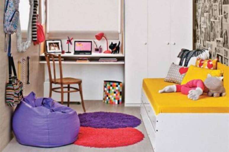 73. O puff gigante roxo se harmonizou com a decoração do quarto. Fonte: Vai Com Tudo