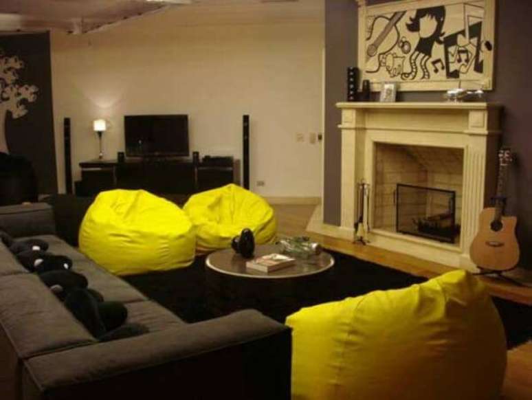 74. O puff amarelo gigante trouxe vida para a decoração da sala de estar. Fonte: Vai Com Tudo