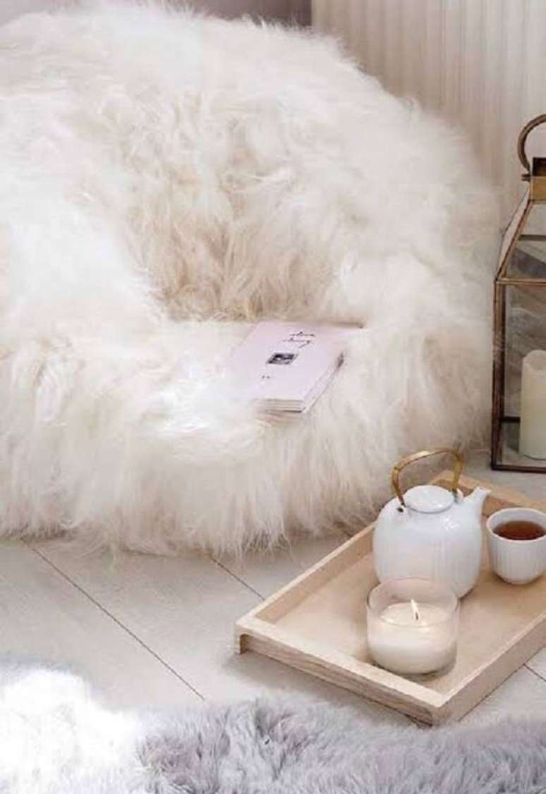 68. Puff gigante para quarto com tecido peludo. Fonte: Pinterest