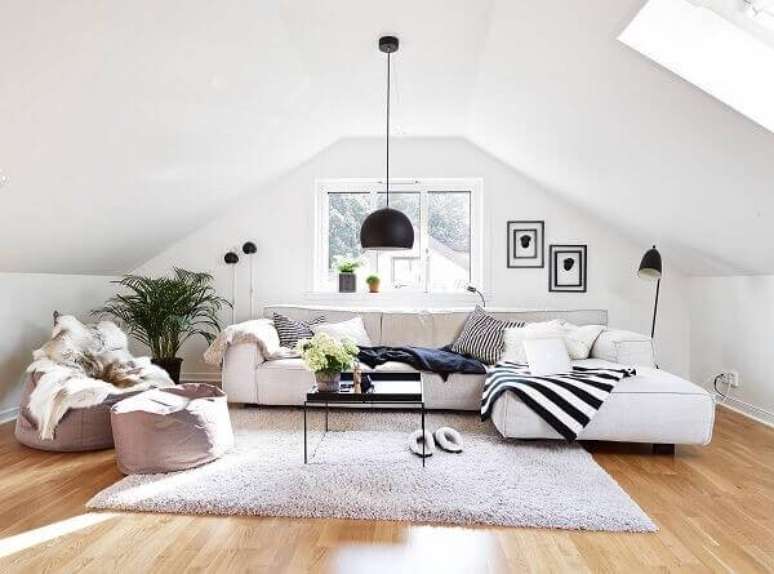 80. Sótão com decoração minimalista e puff gigante. Fonte: Planete Deco