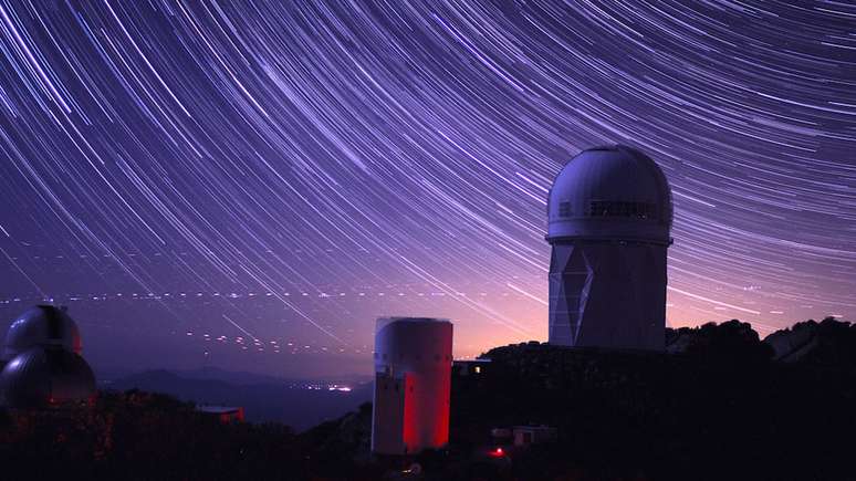 O Instrumento Espectrosc&oacute;pico de Energia Escura (Desi, na sigla em ingl&ecirc;s) est&aacute; localizado na c&uacute;pula do telesc&oacute;pio Mayall, no Kitt Peak Observatory, no Arizona (EUA)