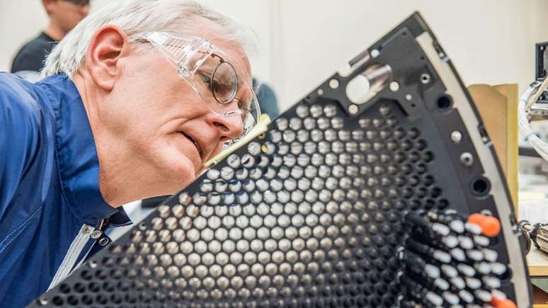 O Desi cont&eacute;m 5 mil fibras &oacute;pticas, cada uma delas controlada por um pequeno bra&ccedil;o rob&oacute;tico que as coloca na posi&ccedil;&atilde;o correta para receber a luz de uma gal&aacute;xia