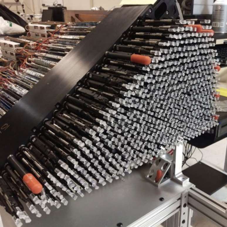 O Desi possui 10 estruturas como a que vemos na foto. Em cada um existem 500 posicionadores rob&oacute;ticos conectados a fibras &oacute;pticas que giram independentemente para capturar a luz