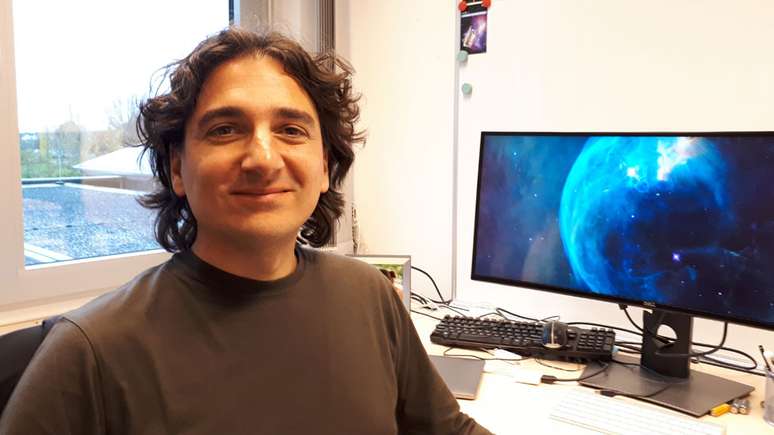 Ariel S&aacute;nchez &eacute; PhD em astronomia pela Universidade Nacional de C&oacute;rdoba, na Argentina, e desde 2008 &eacute; pesquisador cient&iacute;fico do Instituto Max Planck de F&iacute;sica Extraterrestre em Garching, na Alemanha