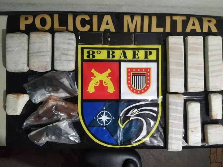 Com os suspeitos, a PM apreendeu armas e drogas 