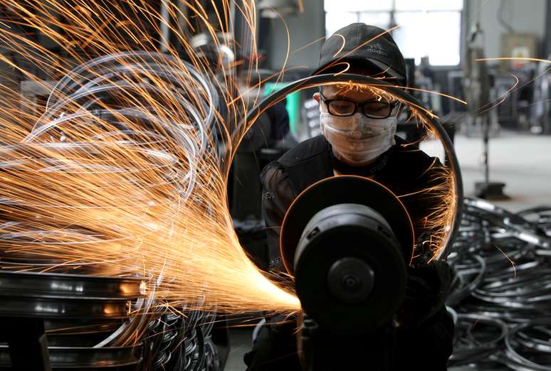 Trabalhador em fábrica de equipamentos esportivos em Hangzhou, na China
China Daily via REUTERS