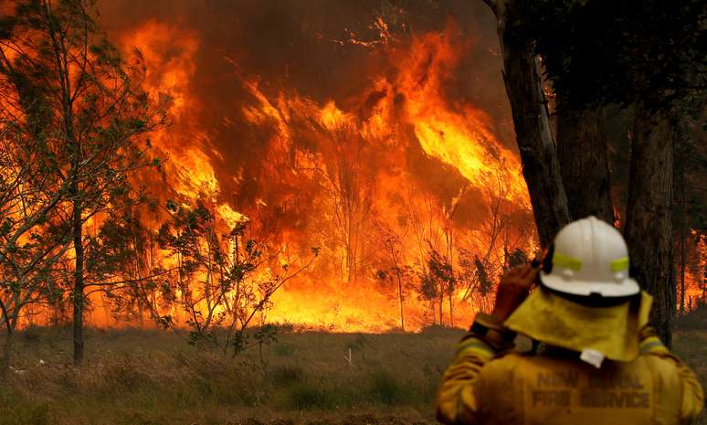 Bombeiro observa avan&ccedil;o das chamas de inc&ecirc;ndio florestal em Nova Gales do Sul, na Austr&aacute;lia
09/11/2019
AAP Image/Shane Chalker/via REUTERS