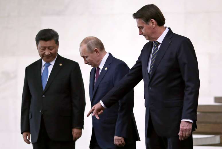 Presidentes Jair Bolsonaro, Vladimir Putin (R&uacute;ssia) e Xi Jinping (China) se preparam para foto da c&uacute;pula dos Brics em Bras&iacute;lia
14/11/2019
REUTERS/Ueslei Marcelino