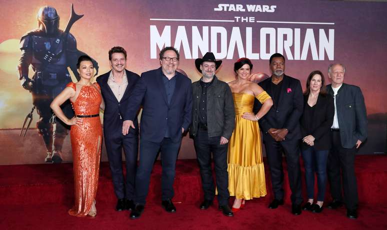 Criador de  "The Mandalorian", Jon Favreau (terceiro a partir da esquerda), e executivos e elenco da série, em Los Angeles
14/11/2019
REUTERS/Mario Anzuoni