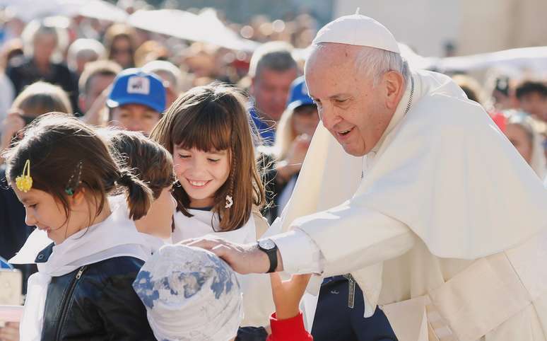 Papa Francisco abençoa criança ao chegar à audiência geral no Vaticano
09/10/2019
REUTERS/Remo Casilli