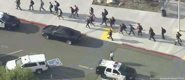 Alunos saem de escola de Santa Clarita em fila, escoltados por policiais armados