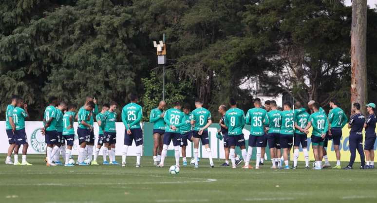Jogadores do Palmeiras reunidos para o treino desta quarta-feira, na Academia (Foto: Cesar Greco)