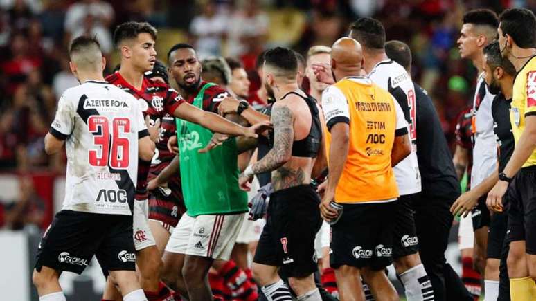 Jogadores se envolveram em confusão após a partida (Foto: Andre Melo Andrade/MyPhoto Press/Lancepress!)