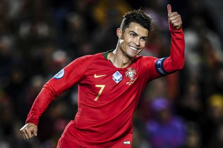 Cristiano Ronaldo em campo por Portugal (Foto: AFP)