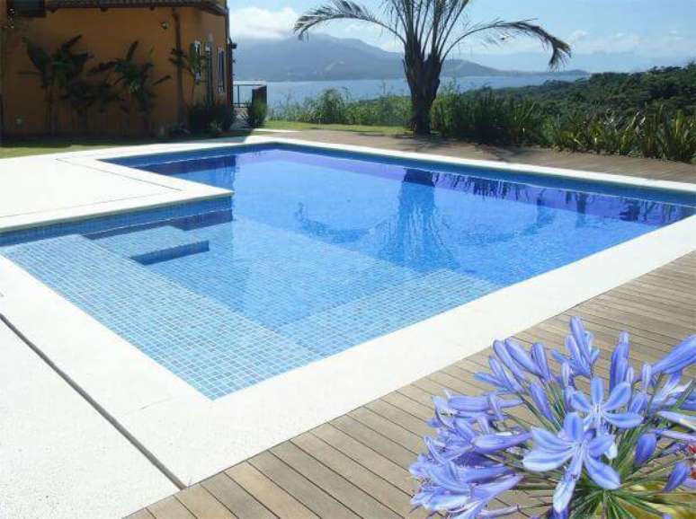 22. Adesivo para borda de piscina – Por: Decor Fácil