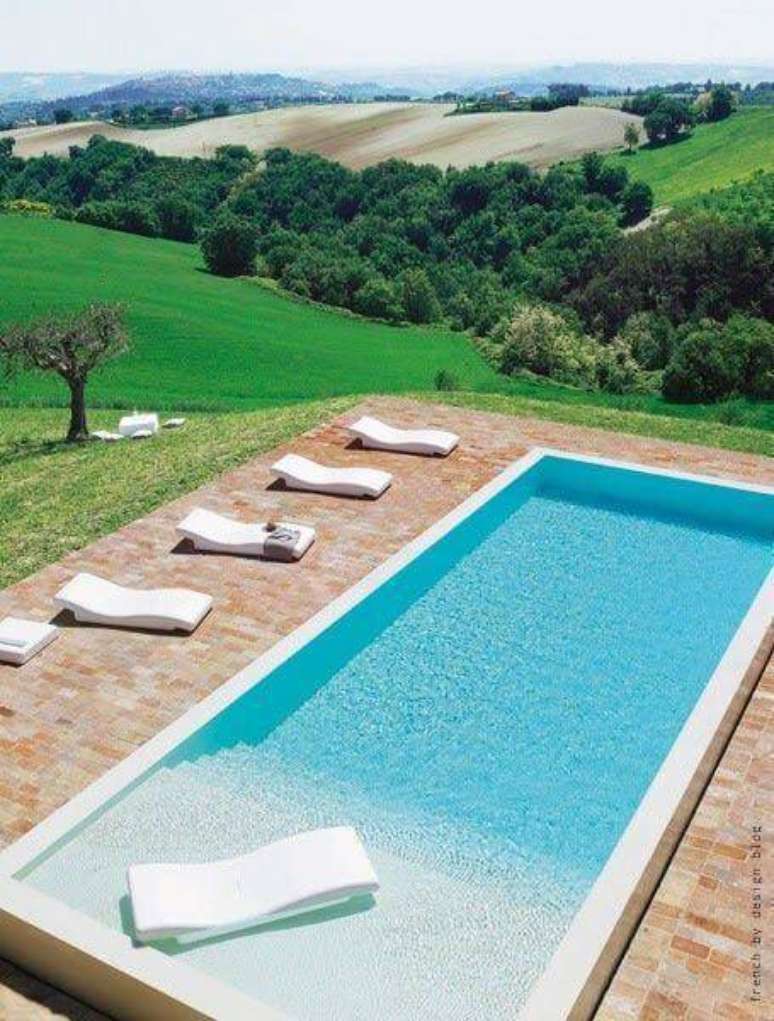 26. Borda de piscina de vinil com pedra são tomé e espreguiçadeiras – Por: Pinterest