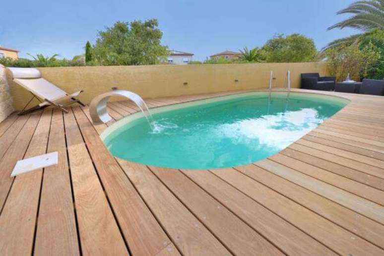31. Borda de piscina pequena com deck de madeira – Por: SPA