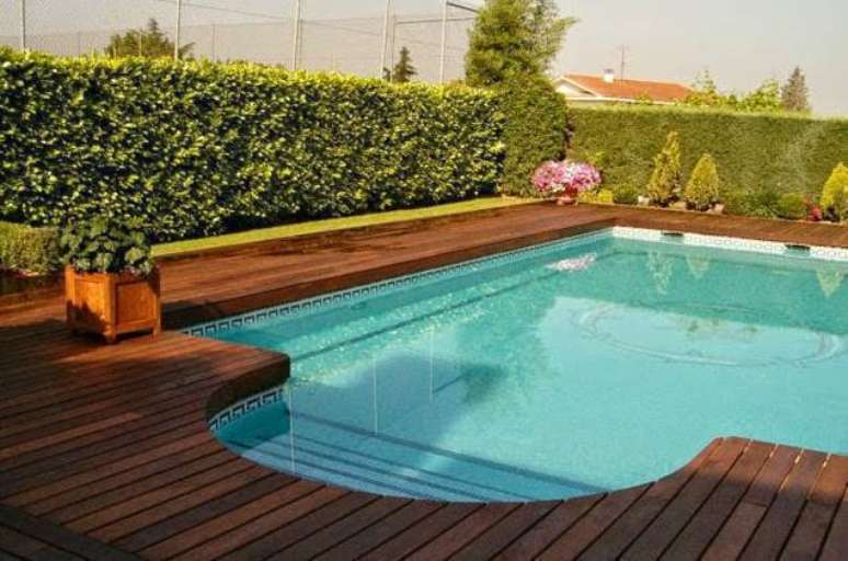 39. Borda de piscina de alvenaria com deck de madeira no jardim – Por: Pinterest