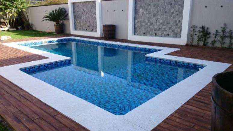 35. Borda de piscina de alvenaria com madeira &ndash; Por: Pinterest