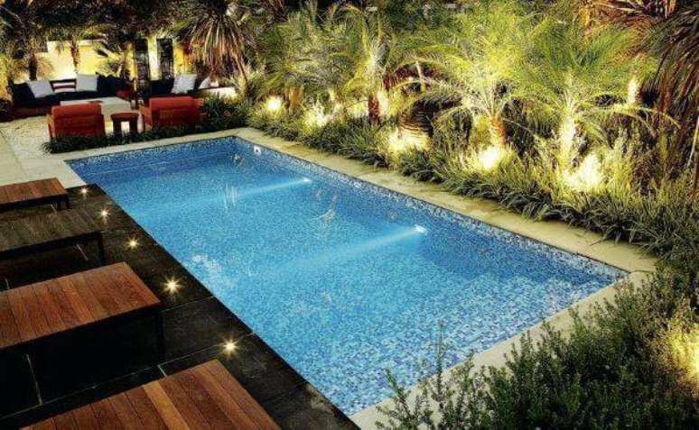 43. Borda de piscina de fibra com iluminação para deixar o ambiente mais aconchegante a noite – Por: Diário da região