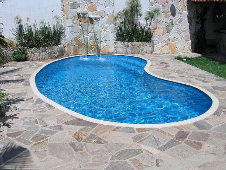 44. Borda de piscina de fibra com pedra s&atilde;o tom&eacute; &ndash; Por: Manacila