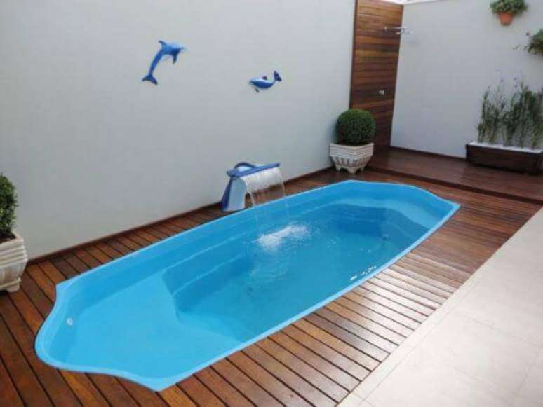 4. Borda de piscina de fibra com deck de madeira – Por: Pinterest