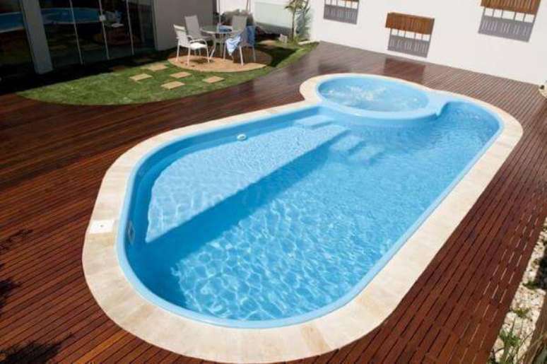 3. Borda de piscina de fibra com pedra mineira – Por: Tua Casa