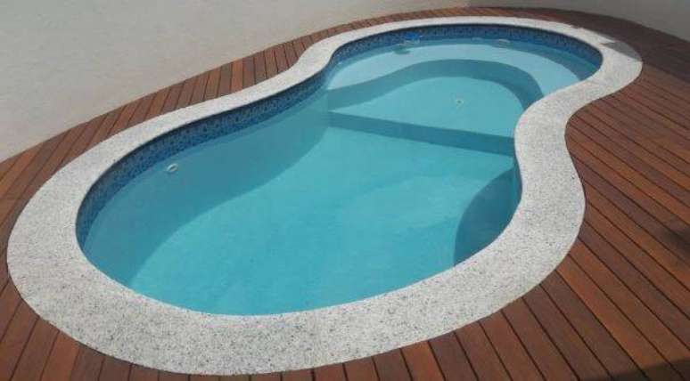 52. Borda de piscina com granito e madeira – Por: Fabricati