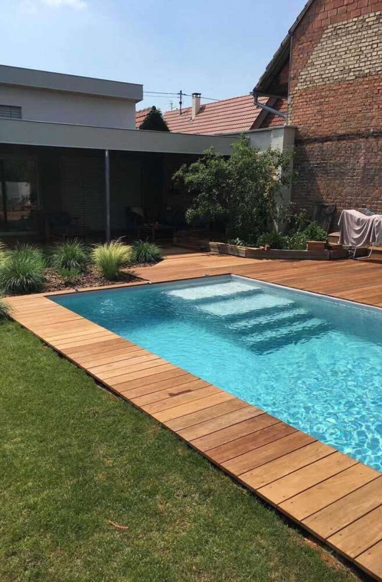 55. Borda de piscina de madeira com grama verde – Por: Ideias Decor