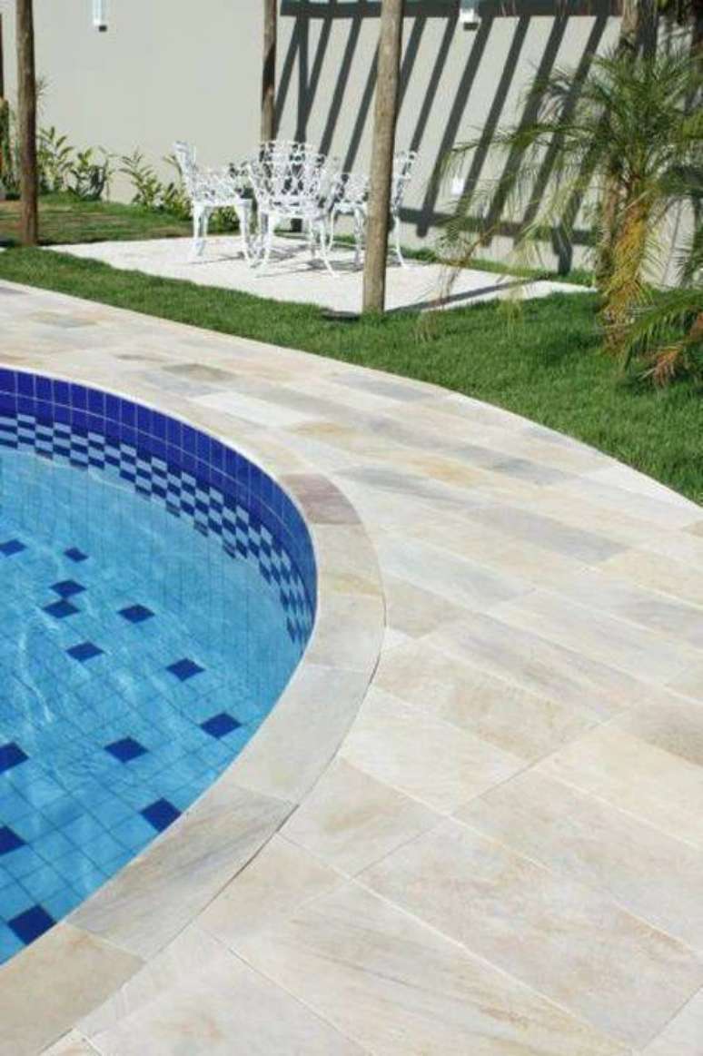64. Combine todos os detalhes da sua decora&ccedil;&atilde;o com a borda para piscina &ndash; Por: Minger Pedras