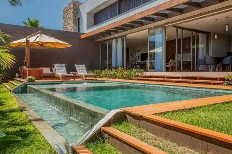 2. Piscina de borda infinita em terreno plano &ndash; Por: WT Studio