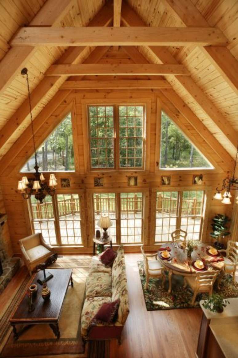 75. Casas de madeira são perfeitas por terem mais espaço. Foto: Southland Log Homes