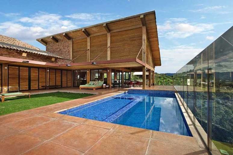 77. As casas de madeira podem ter piscina. Foto: Pinterest