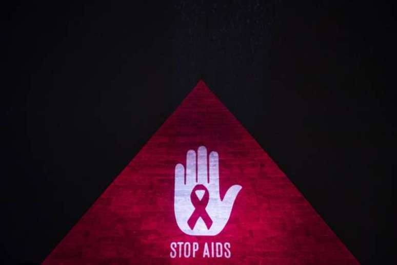 Monumento em Roma é iluminado por campanha de combate à Aids