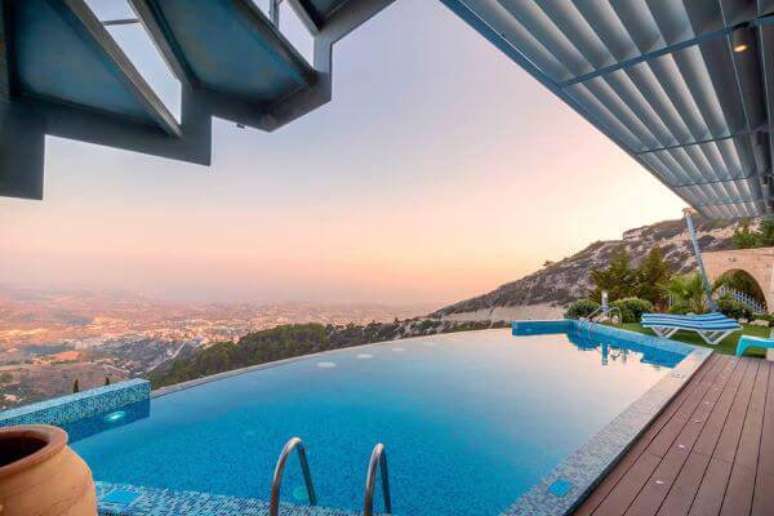 19. Piscina com borda infinita mirante &ndash; Por: Constru&ccedil;&atilde;o de piscina