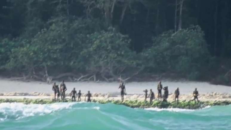 Acredita-se que entre 50 e 150 abor&iacute;genes habitem a ilha