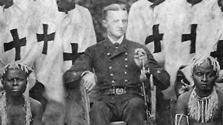 Portman guardou v&aacute;rias fotografias de seus encontros com as tribos abor&iacute;genes que conheceu enquanto vivia no Pac&iacute;fico