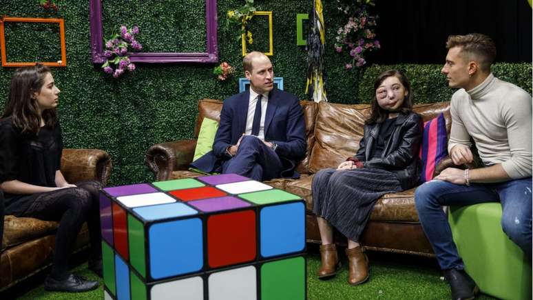 Ao lado do pr&iacute;ncipe William, a adolescente participou do plano de a&ccedil;&atilde;o nacional para combater o cyberbullying na sede do Google em Londres