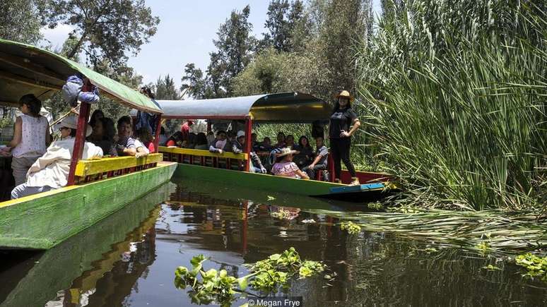 Nos canais de Xochimilco, uma das atrações é o passeio nas icônicas traineiras coloridas